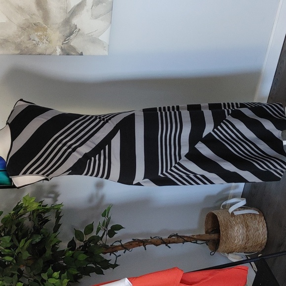 Lisa Rinna Geometric Maxi Dress SP - Picture 3 of 5